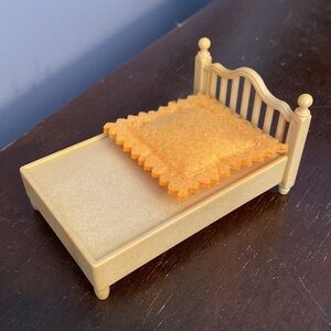 BED Calico Critters Accessory Replacment Part Piece in good condition